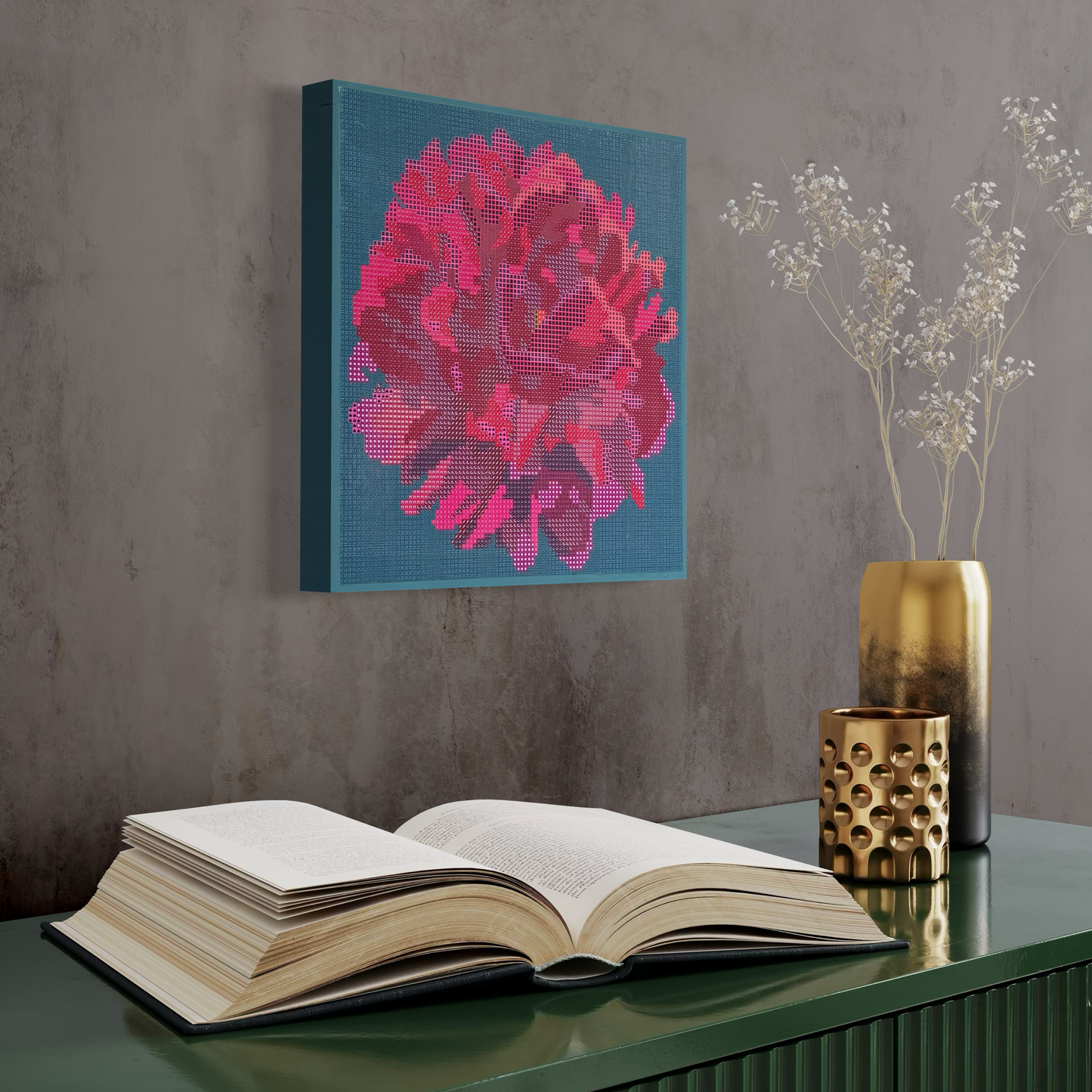 Raumansicht mit Möbeln und Deko-Objekten der Micromosaic-Vorlage 'peony-petrol' auf stabilem Buchenholzkörper im Format 25x25x3 cm mit einem eleganten, in Kreidefarbe gestalteten Rand. Das Motiv zeigt eine detaillierte Pfingstrosen-Blüte in verschiedenen Rosa- und Rotttönen vor einem monochrom petrolfarbenen Hintergrund. Inspiriert von Garten-Fotos. Das Kunstwerk enthält insgesamt 22 verschiedene Farbnuancen. Perfekt als stilvolle Wanddekoration oder als exklusives Geschenk für Kreative und Kunstliebhabern.