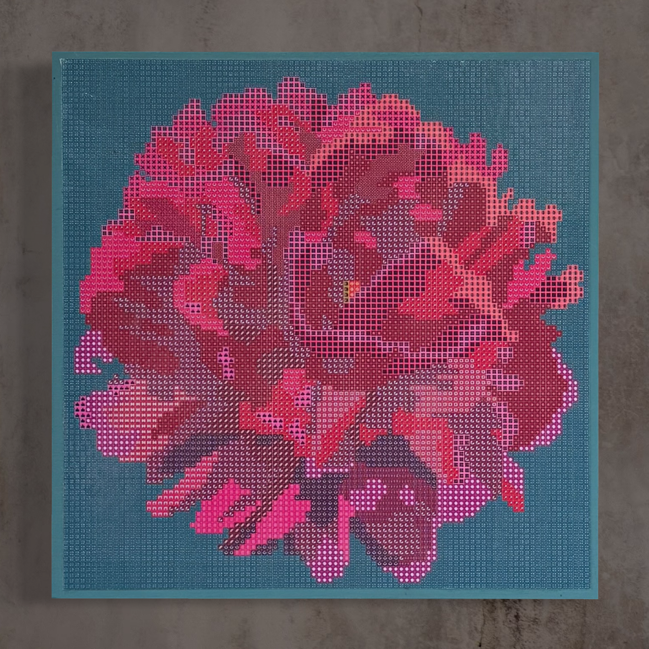 Wandansicht der Micromosaic-Vorlage 'peony-petrol' auf stabilem Buchenholzkörper im Format 25x25x3 cm mit einem eleganten, in Kreidefarbe gestalteten Rand. Das Motiv zeigt eine detaillierte Pfingstrosen-Blüte in verschiedenen Rosa- und Rotttönen vor einem monochrom petrol-farbenen Hintergrund. Inspiriert von Garten-Fotos. Das Kunstwerk enthält insgesamt 22 verschiedene Farbnuancen. Perfekt als stilvolle Wanddekoration oder als exklusives Geschenk für Kreative und Kunstliebhaber.