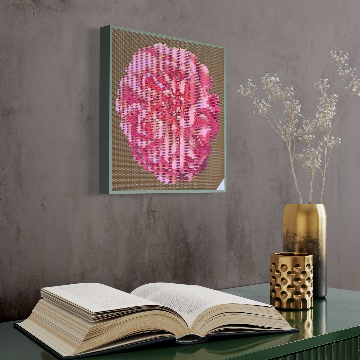 Raumansicht mit Möbeln und Dekorationsobjekten der Micromosaic-Vorlage 'apricot-rose-olive' auf stabilem Buchenholzkörper im Format 25x25x3 cm mit einem eleganten, in Kreidefarbe gestalteten Rand. Das Motiv zeigt eine detaillierte Rosenblüte in verschiedenen Rosatönen vor einem monochrom oliv-farbenen Hintergrund. Inspiriert von Garten-Fotos. Das Kunstwerk enthält insgesamt 27 verschiedene Farbnuancen. Perfekt als stilvolle Wanddekoration oder als exklusives Geschenk für Kreative und Kunstliebhaber.