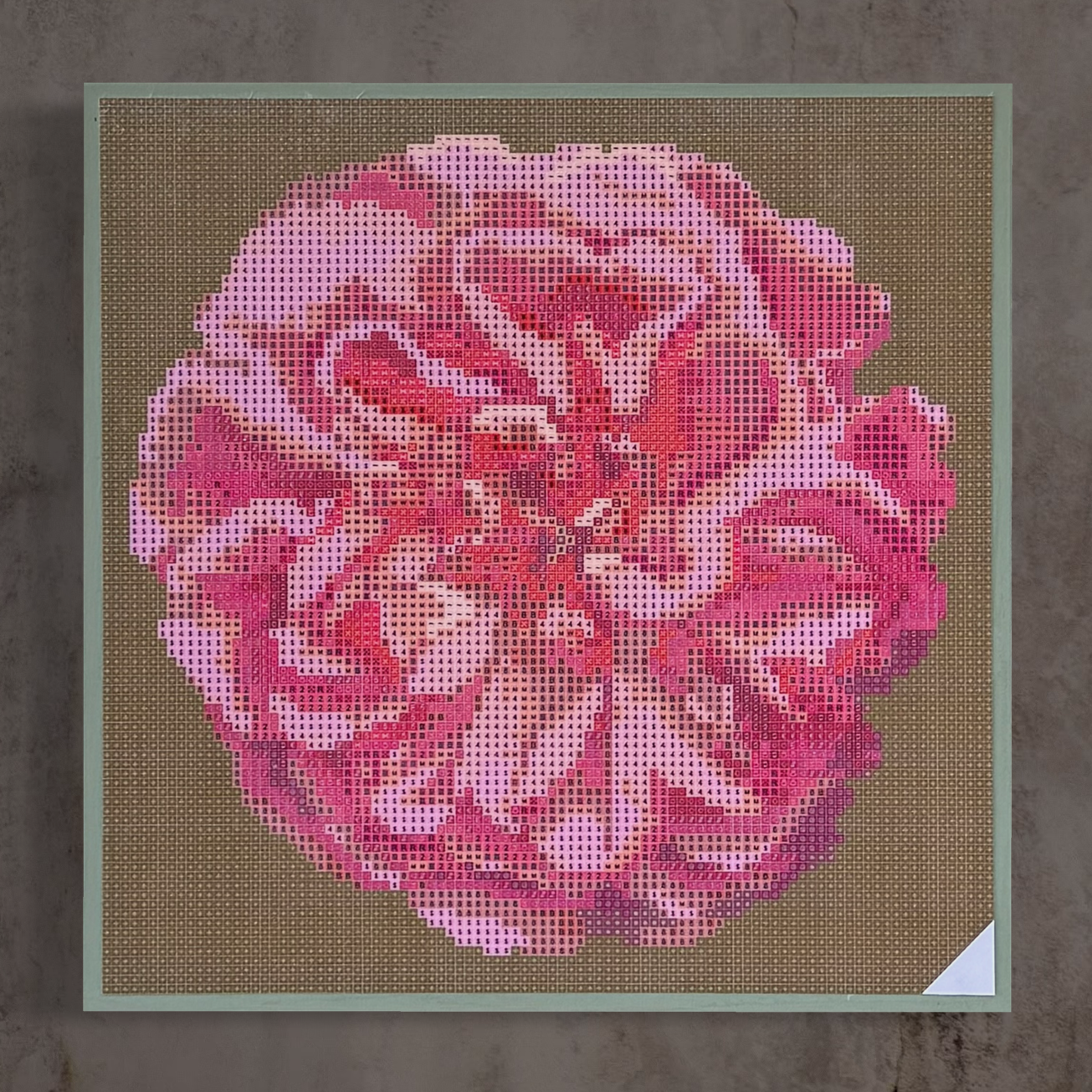 Wandansicht der Micromosaic-Vorlage 'apricot-rose-olive' auf stabilem Buchenholzkörper im Format 25x25x3 cm mit einem eleganten, mit Kreidefarbe gestalteten Rand. Das Motiv zeigt eine detaillierte Rosenblüte in verschiedenen Rosatönen vor einem monochrom oliv-farbenen Hintergrund. Inspiriert von Garten-Fotos. Das Kunstwerk enthält insgesamt 27 verschiedene Farbnuancen. Perfekt als stilvolle Wanddekoration oder als exklusives Geschenk für Kreative und Kunstliebhaber.