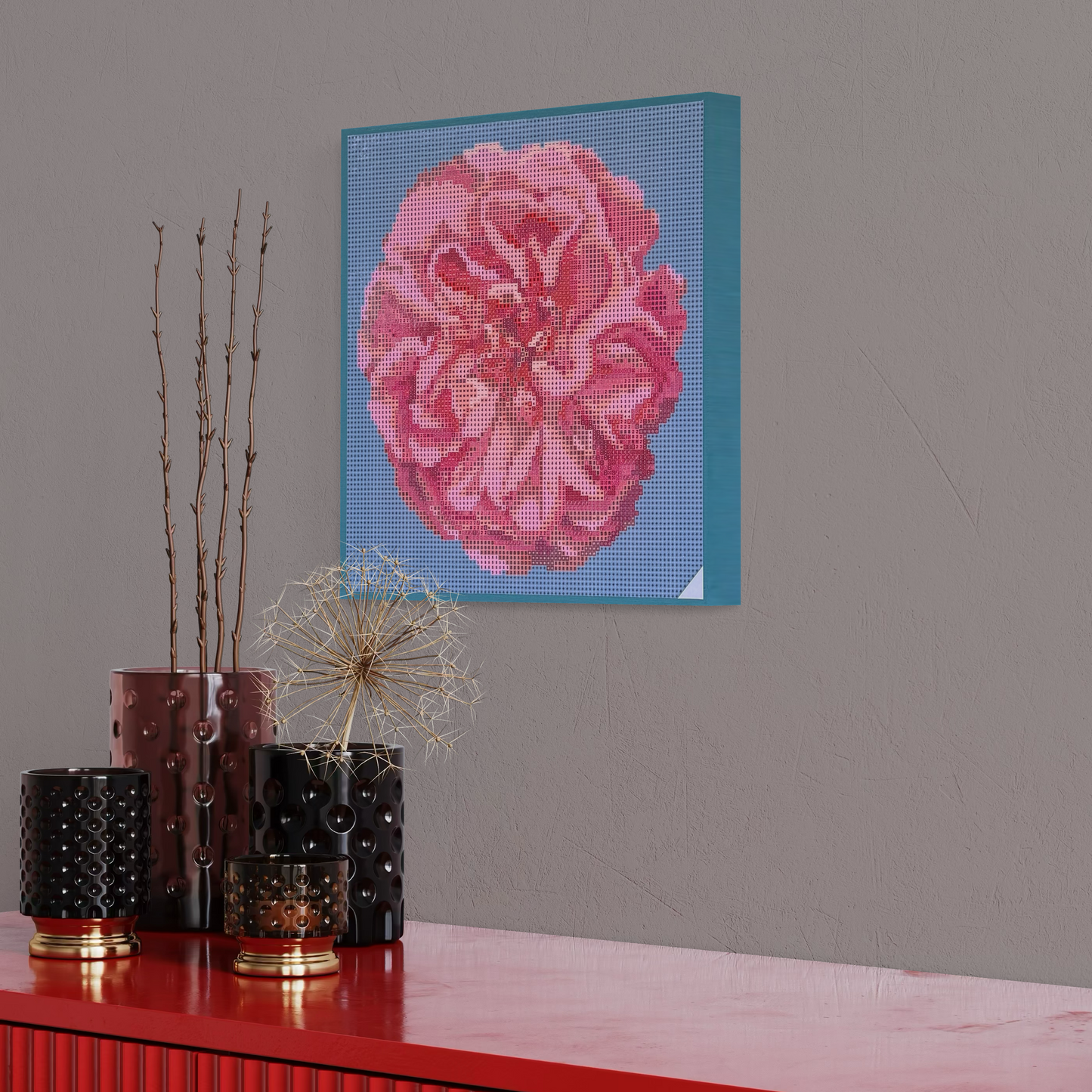 Raumansicht mit Möbeln und Dekorationsobjekten der Micromosaic-Vorlage 'apricot-rose-turquoise' auf stabilem Buchenholzkörper im Format 25x25x3 cm mit einem eleganten, in Kreidefarbe gestalteten Rand. Das Motiv zeigt eine detaillierte Rosenblüte in verschiedenen Rosatönen vor einem monochrom türkis-farbenen Hintergrund. Inspiriert von Garten-Fotos. Das Kunstwerk enthält insgesamt 27 verschiedene Farbnuancen. Perfekt als stilvolle Wanddekoration oder als exklusives Geschenk für Kreative und Kunstliebhaber.