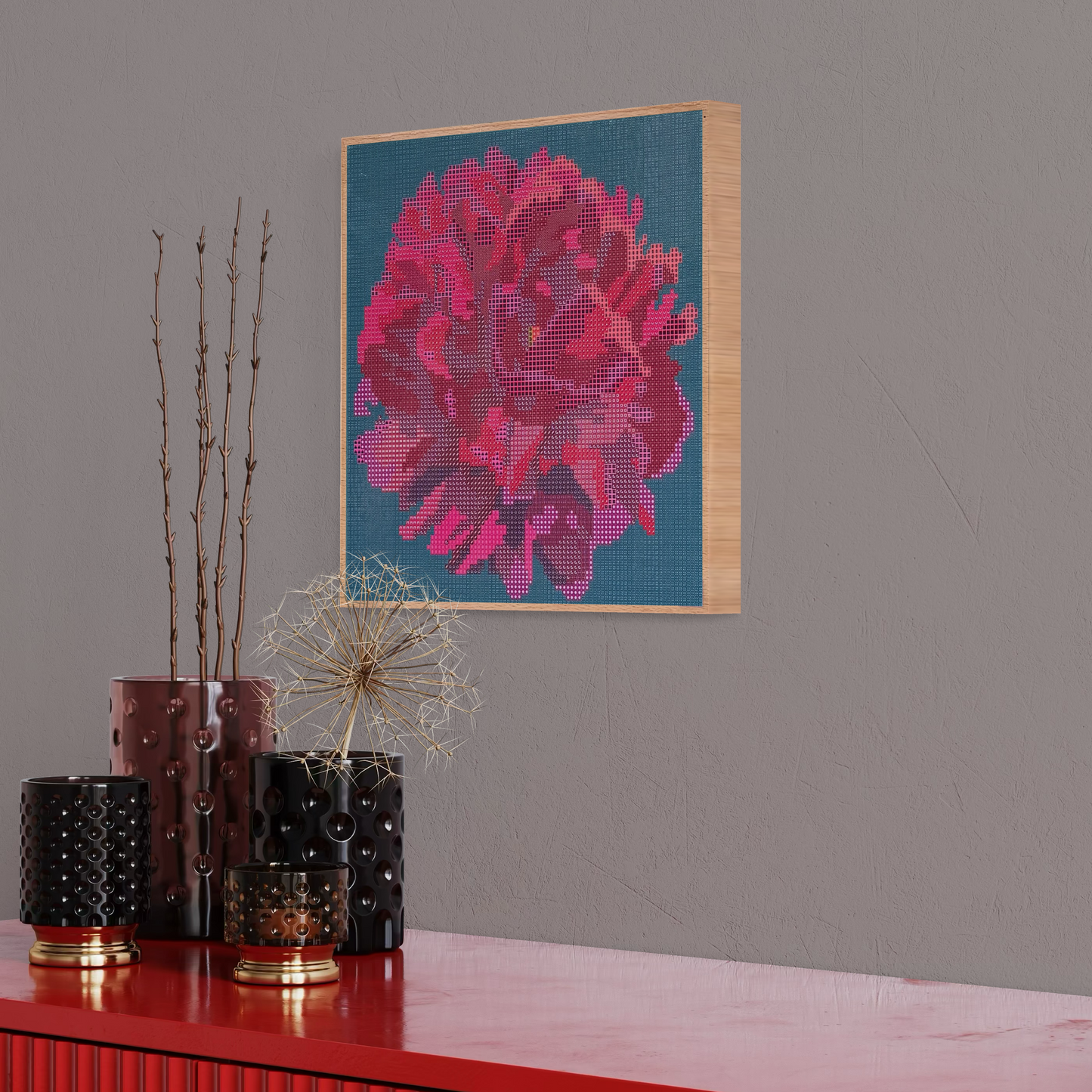 Raumansicht mit Möbeln und Deko-Objekten der Micromosaic-Vorlage 'peony-petrol' auf stabilem Buchenholzkörper im Format 25x25x3 cm mit einem eleganten, farblos lackierten Naturholz-Rand. Das Motiv zeigt eine detaillierte Pfingstrosen-Blüte in verschiedenen Rosa- und Rotttönen vor einem monochrom petrolfarbenen Hintergrund. Inspiriert von Garten-Fotos. Das Kunstwerk enthält insgesamt 22 verschiedene Farbnuancen. Perfekt als stilvolle Wanddekoration oder als exklusives Geschenk für Kreative und Kunstliebhaber
