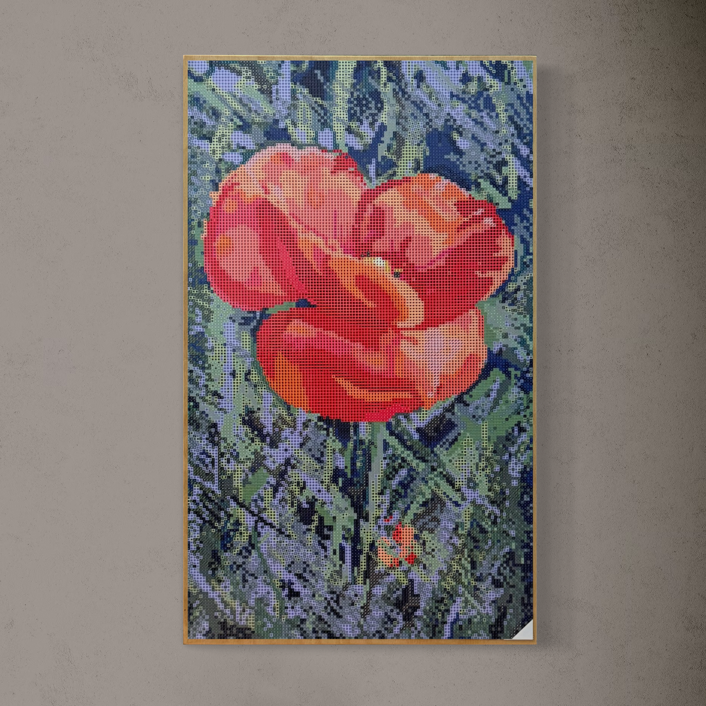 Wandansicht der Micromosaic-Vorlage 'poppy-darkblue' auf Buchenholzkörper im Format 50x30x3 cm mit einem eleganten, farblos lackierten Naturholz-Rand. Das Motiv zeigt eine detaillierte Mohn-Blüte in verschiedenen Rottönen vor einem abstrakten Hintergrund in Blau bis Grau. Inspiriert von Garten-Fotos. Das Kunstwerk enthält insgesamt 33 verschiedene Farbnuancen. Perfekt als stilvolle Wanddekoration oder als exklusives Geschenk für Kreative und Kunstliebhaber.