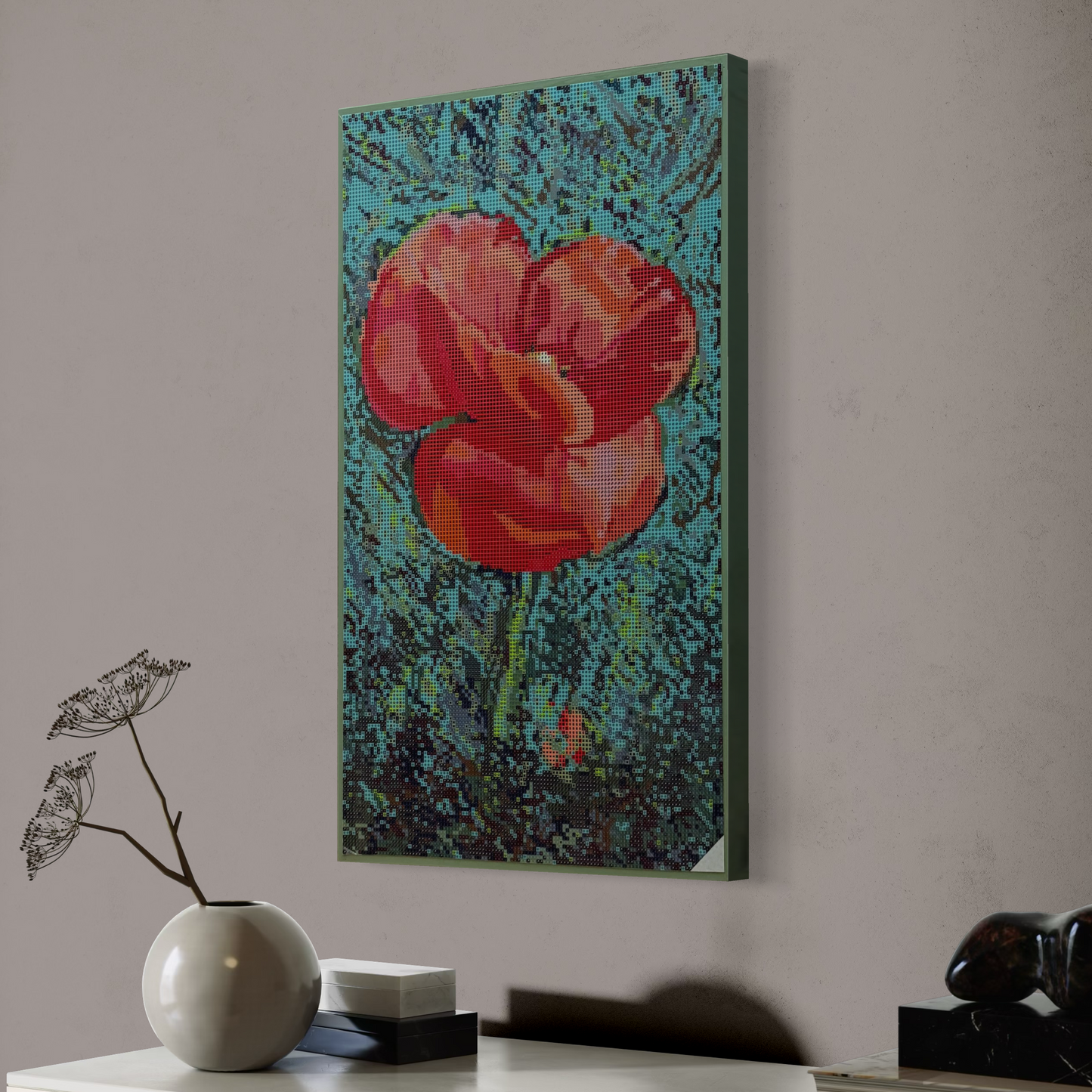 Raumansicht mit Möbeln und Deko-Objekten der Micromosaic-Vorlage 'poppy-turquoise' auf Buchenholzkörper im Format 50x30x3 cm mit einem eleganten, in Kreidefarbe gestalteten Rand. Das Motiv zeigt eine detaillierte Mohn-Blüte in verschiedenen Rottönen vor einem abstrakten Hintergrund in Türkis bis Grau. Inspiriert von Garten-Fotos. Das Kunstwerk enthält insgesamt 33 verschiedene Farbnuancen. Perfekt als stilvolle Wanddekoration oder als exklusives Geschenk für Kreative und Kunstliebhaber.