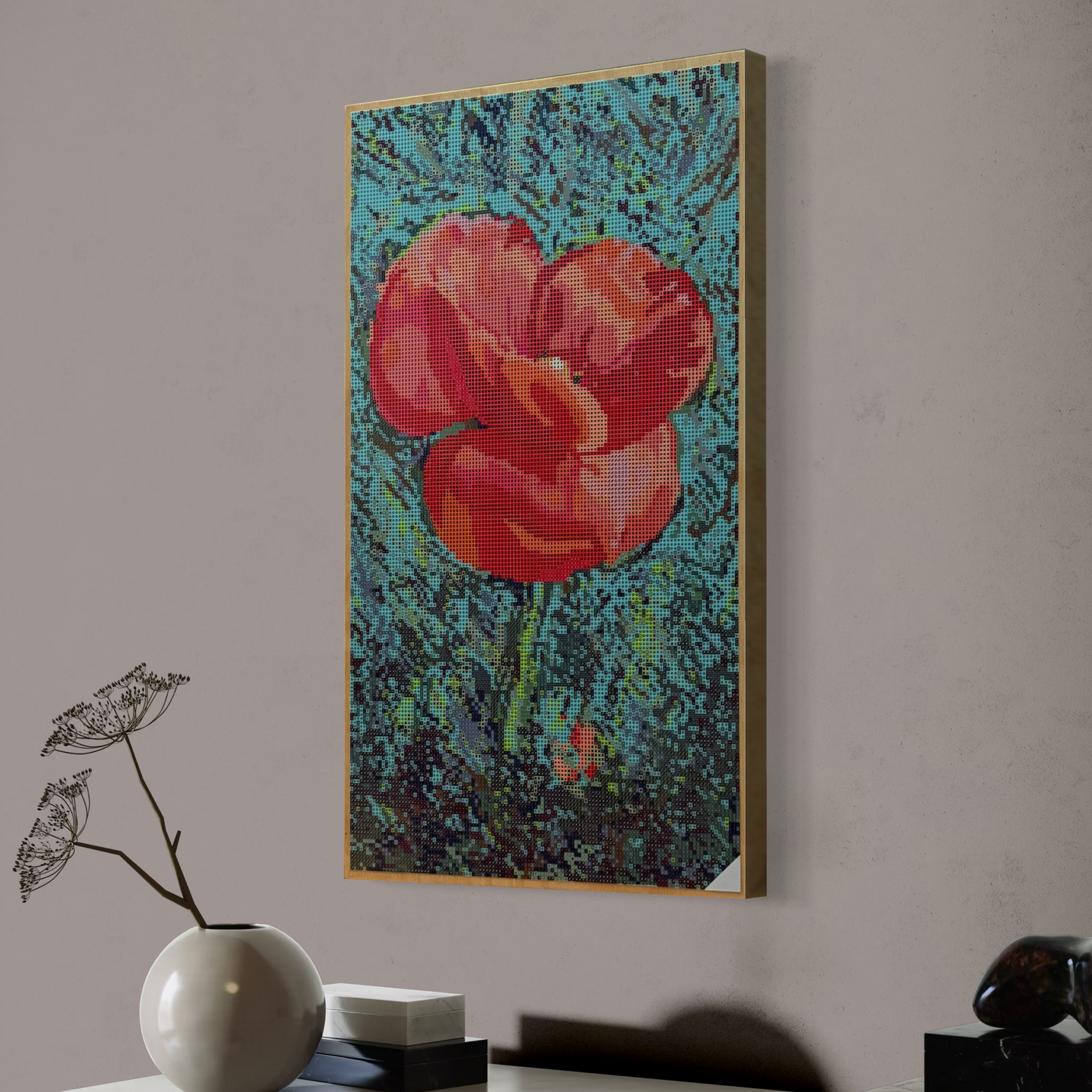Raumansicht mit Möbeln und Deko-Objekten der Micromosaic-Vorlage 'poppy-turquoise' auf Buchenholzkörper im Format 50x30x3 cm mit einem eleganten, farblos lackierten Naturholz-Rand. Das Motiv zeigt eine detaillierte Mohn-Blüte in verschiedenen Rottönen vor einem abstrakten Hintergrund in Türkis bis Grau. Inspiriert von Garten-Fotos. Das Kunstwerk enthält insgesamt 33 verschiedene Farbnuancen. Perfekt als stilvolle Wanddekoration oder als exklusives Geschenk für Kreative und Kunstliebhaber.