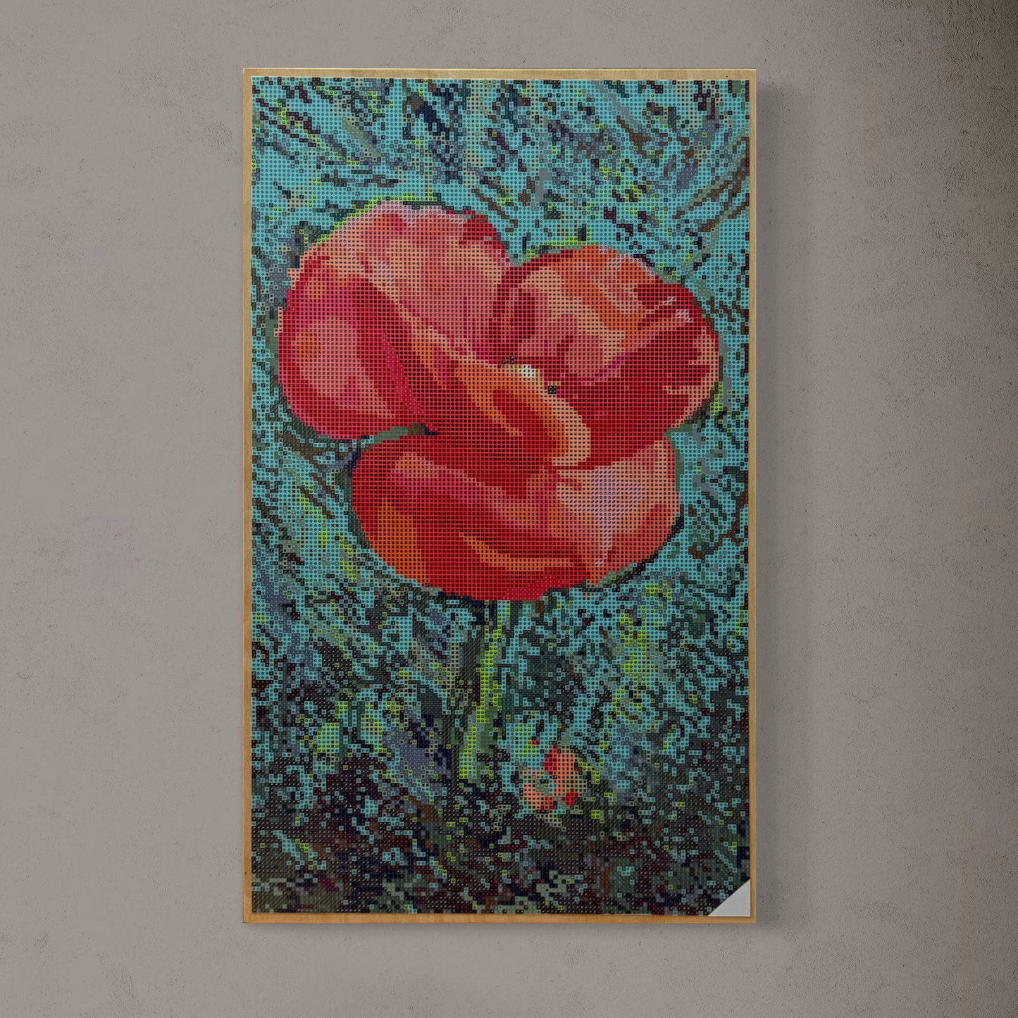 Wandansicht der Micromosaic-Vorlage 'poppy-turquoise' auf Buchenholzkörper im Format 50x30x3 cm mit einem eleganten, farblos lackierten Naturholz-Rand. Das Motiv zeigt eine detaillierte Mohn-Blüte in verschiedenen Rottönen vor einem abstrakten Hintergrund in Türkis bis Grau. Inspiriert von Garten-Fotos. Das Kunstwerk enthält insgesamt 33 verschiedene Farbnuancen. Perfekt als stilvolle Wanddekoration oder als exklusives Geschenk für Kreative und Kunstliebhaber.