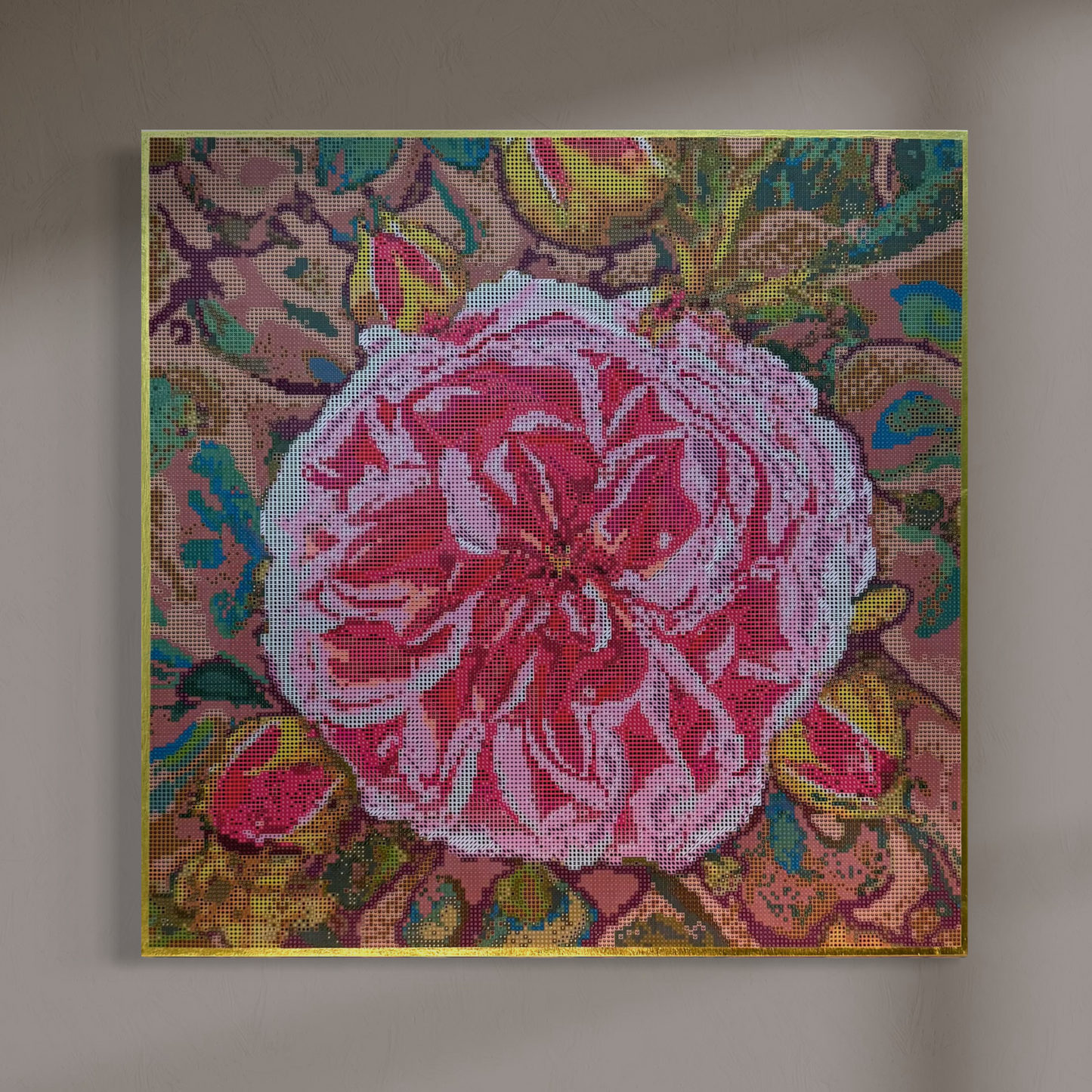 Wandansicht der Micromosaic-Vorlage 'rose-desert-sandl' auf Buchenholzkörper im Format 50x50x3 cm mit einem eleganten, mit Blattgold belegten Rand. Das Motiv zeigt eine detaillierte Rosen-Blüte in verschiedenen Rosa- und Rotttönen vor einem abstrakten Hintergrund. Inspiriert von Garten-Fotos. Das Kunstwerk enthält insgesamt 55 verschiedene Farbnuancen. Perfekt als stilvolle Wanddekoration oder als exklusives Geschenk für Kreative und Kunstliebhaber.