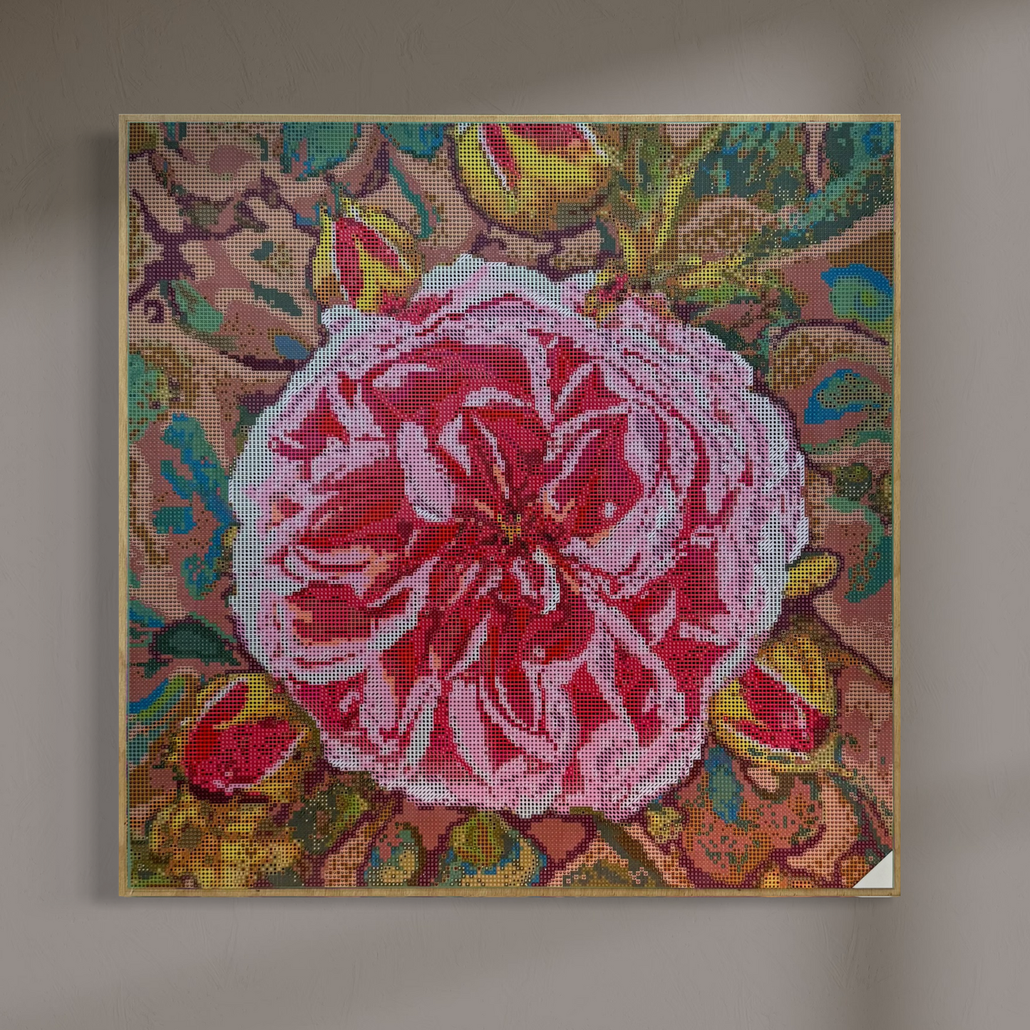 Wandansicht der Micromosaic-Vorlage 'rose-desert-sandl' auf Buchenholzkörper im Format 50x50x3 cm mit einem eleganten, farblos lackierten Naturholz-Rand. Das Motiv zeigt eine detaillierte Rosen-Blüte in verschiedenen Rosa- und Rotttönen vor einem abstrakten Hintergrund. Inspiriert von Garten-Fotos. Das Kunstwerk enthält insgesamt 55 verschiedene Farbnuancen. Perfekt als stilvolle Wanddekoration oder als exklusives Geschenk für Kreative und Kunstliebhaber.