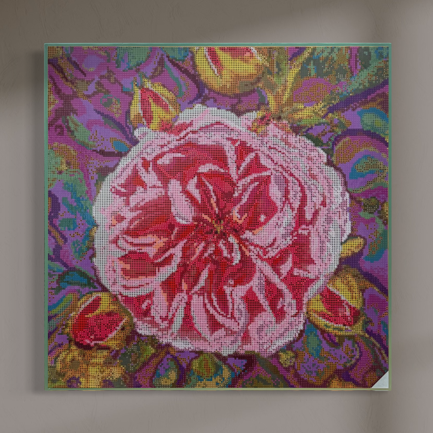 Wandansicht der Micromosaic-Vorlage 'rose-violet' auf Buchenholzkörper im Format 50x50x3 cm mit einem eleganten, in Kreidefarbe gestalteten Rand. Das Motiv zeigt eine detaillierte Rosen-Blüte in verschiedenen Rosa- und Rotttönen vor einem abstrakten Hintergrund. Inspiriert von Garten-Fotos. Das Kunstwerk enthält insgesamt 55 verschiedene Farbnuancen. Perfekt als stilvolle Wanddekoration oder als exklusives Geschenk für Kreative und Kunstliebhaber.