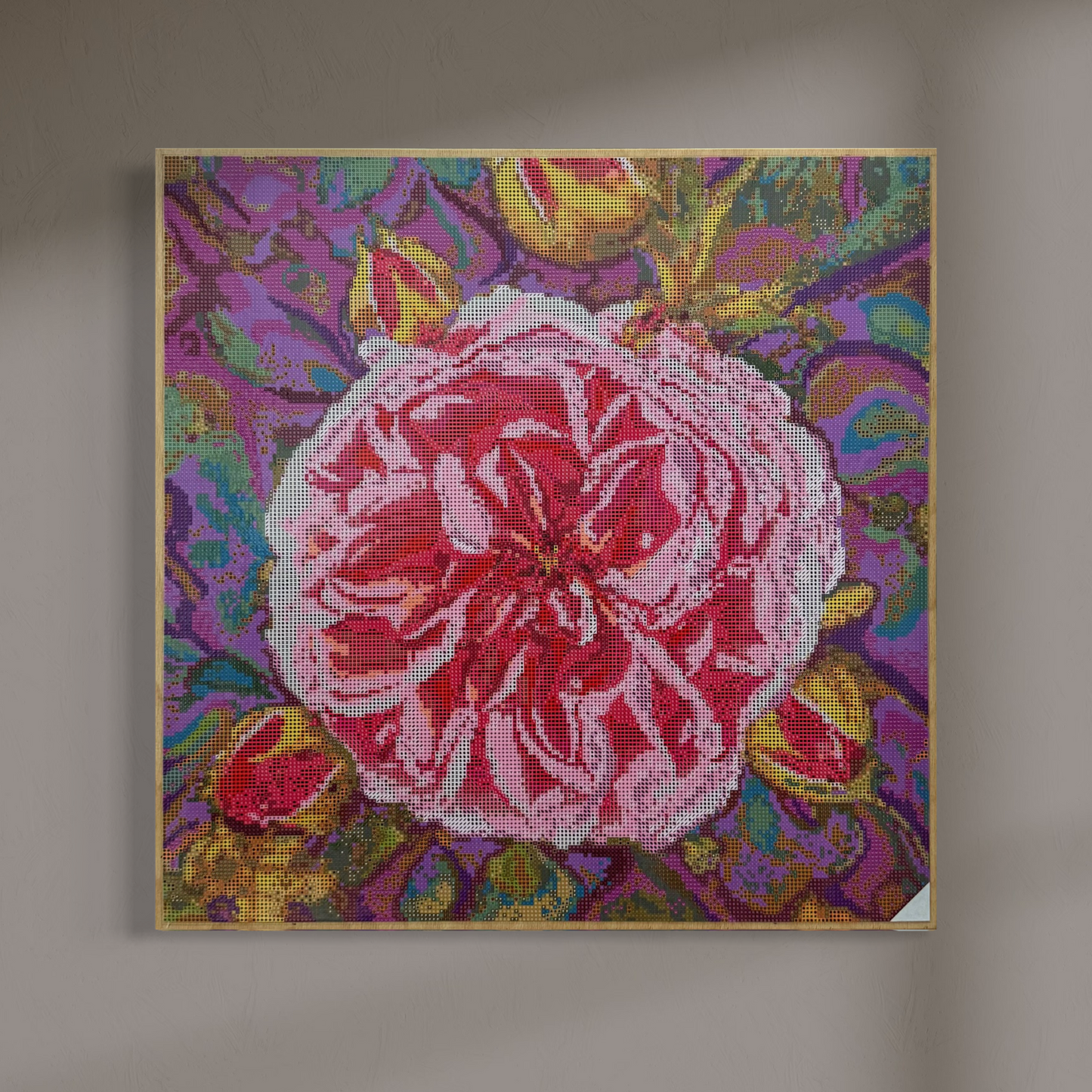 Wandansicht der Micromosaic-Vorlage 'rose-violet' auf Buchenholzkörper im Format 50x50x3 cm mit einem eleganten, farblos lackierten Naturholz-Rand. Das Motiv zeigt eine detaillierte Rosen-Blüte in verschiedenen Rosa- und Rotttönen vor einem abstrakten Hintergrund. Inspiriert von Garten-Fotos. Das Kunstwerk enthält insgesamt 55 verschiedene Farbnuancen. Perfekt als stilvolle Wanddekoration oder als exklusives Geschenk für Kreative und Kunstliebhaber.
