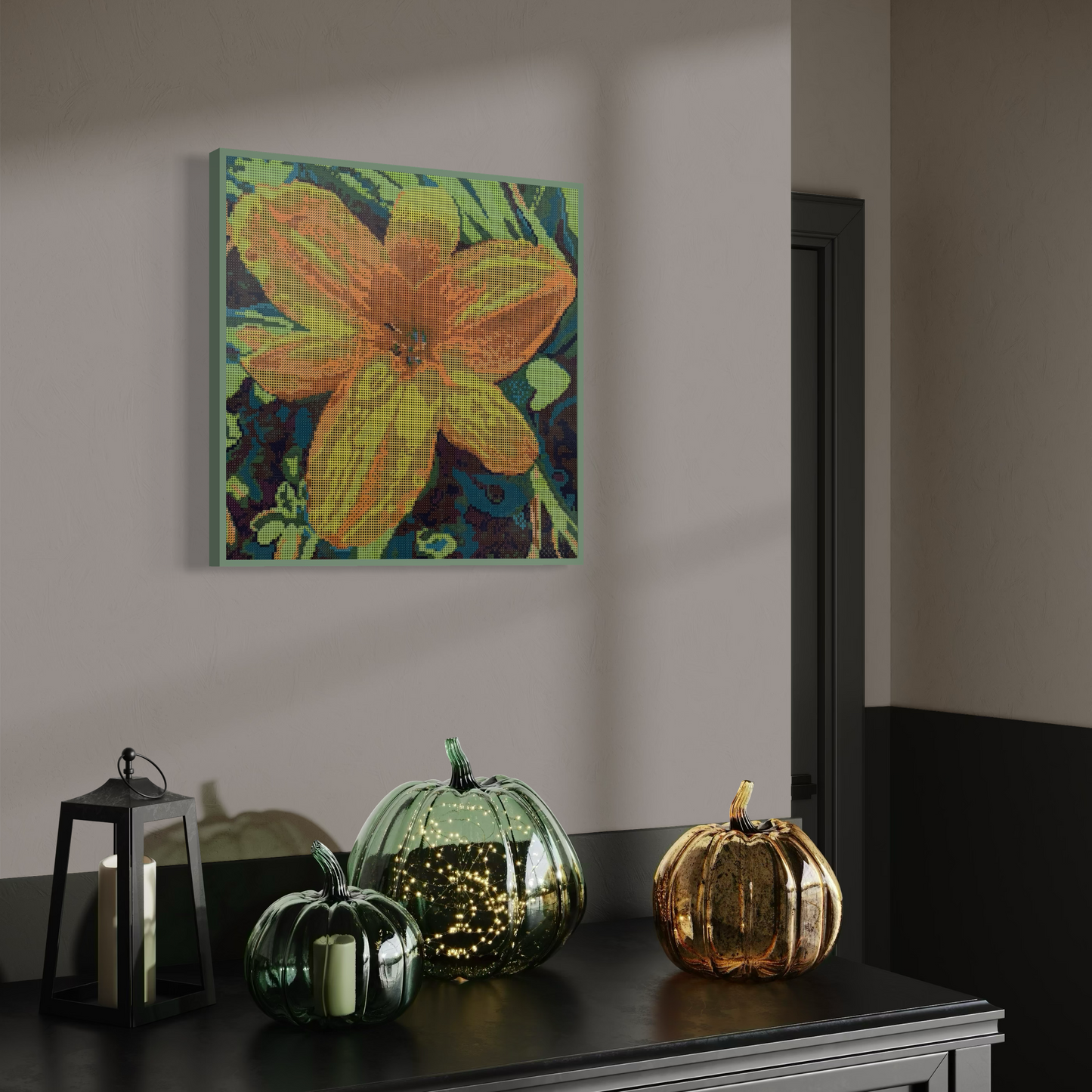 Raumansicht mit Möbeln und Deko-Objekten der Micromosaic-Vorlage 'lily-green' auf Buchenholzkörper im Format 40x40x3 cm mit einem eleganten, in Kreidefarbe gestalteten Rand. Das Motiv zeigt eine detaillierte Lilien-Blüte in verschiedenen Gelb- und Orangetönen vor einem abstrakten Hintergrund. Inspiriert von Garten-Fotos. Das Kunstwerk enthält insgesamt 22 verschiedene Farbnuancen. Perfekt als stilvolle Wanddekoration oder als exklusives Geschenk für Kreative und Kunstliebhaber.
