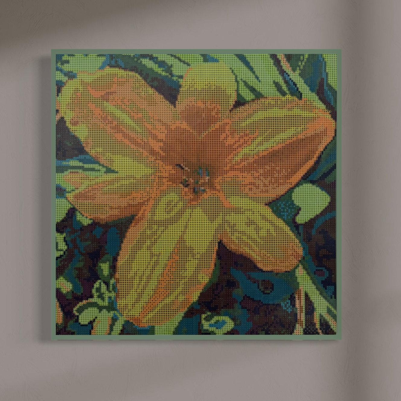 Wandansicht der Micromosaic-Vorlage 'lily-green' auf Buchenholzkörper im Format 40x40x3 cm mit einem eleganten, in Kreidefarbe gestalteten Rand. Das Motiv zeigt eine detaillierte Lilien-Blüte in verschiedenen Gelb- und Orangetönen vor einem abstrakten Hintergrund. Inspiriert von Garten-Fotos. Das Kunstwerk enthält insgesamt 22 verschiedene Farbnuancen. Perfekt als stilvolle Wanddekoration oder als exklusives Geschenk für Kreative und Kunstliebhaber.