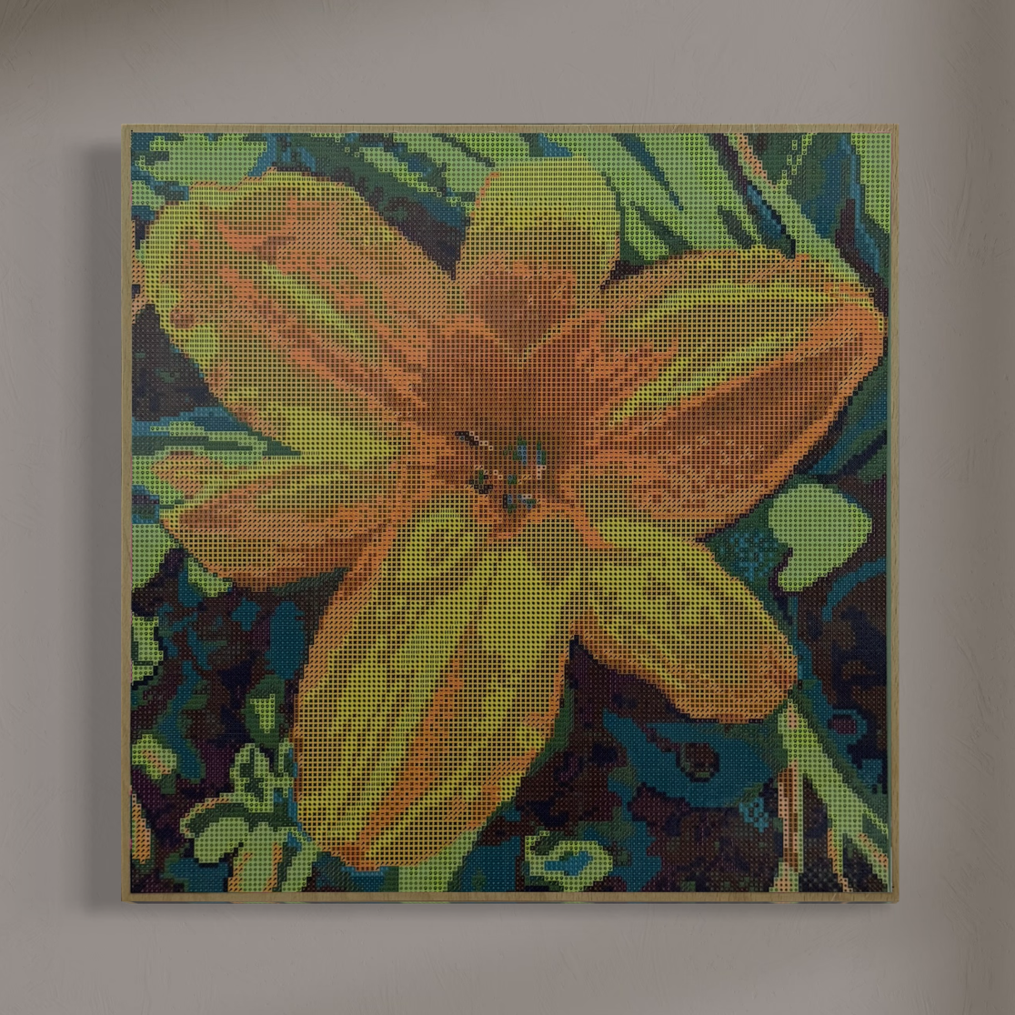 Wandansicht der Micromosaic-Vorlage 'lily-green' auf Buchenholzkörper im Format 40x40x3 cm mit einem eleganten,farblos lackierten Naturholz-Rand. Das Motiv zeigt eine detaillierte Lilien-Blüte in verschiedenen Gelb- und Orangetönen vor einem abstrakten Hintergrund. Inspiriert von Garten-Fotos. Das Kunstwerk enthält insgesamt 22 verschiedene Farbnuancen. Perfekt als stilvolle Wanddekoration oder als exklusives Geschenk für Kreative und Kunstliebhaber.