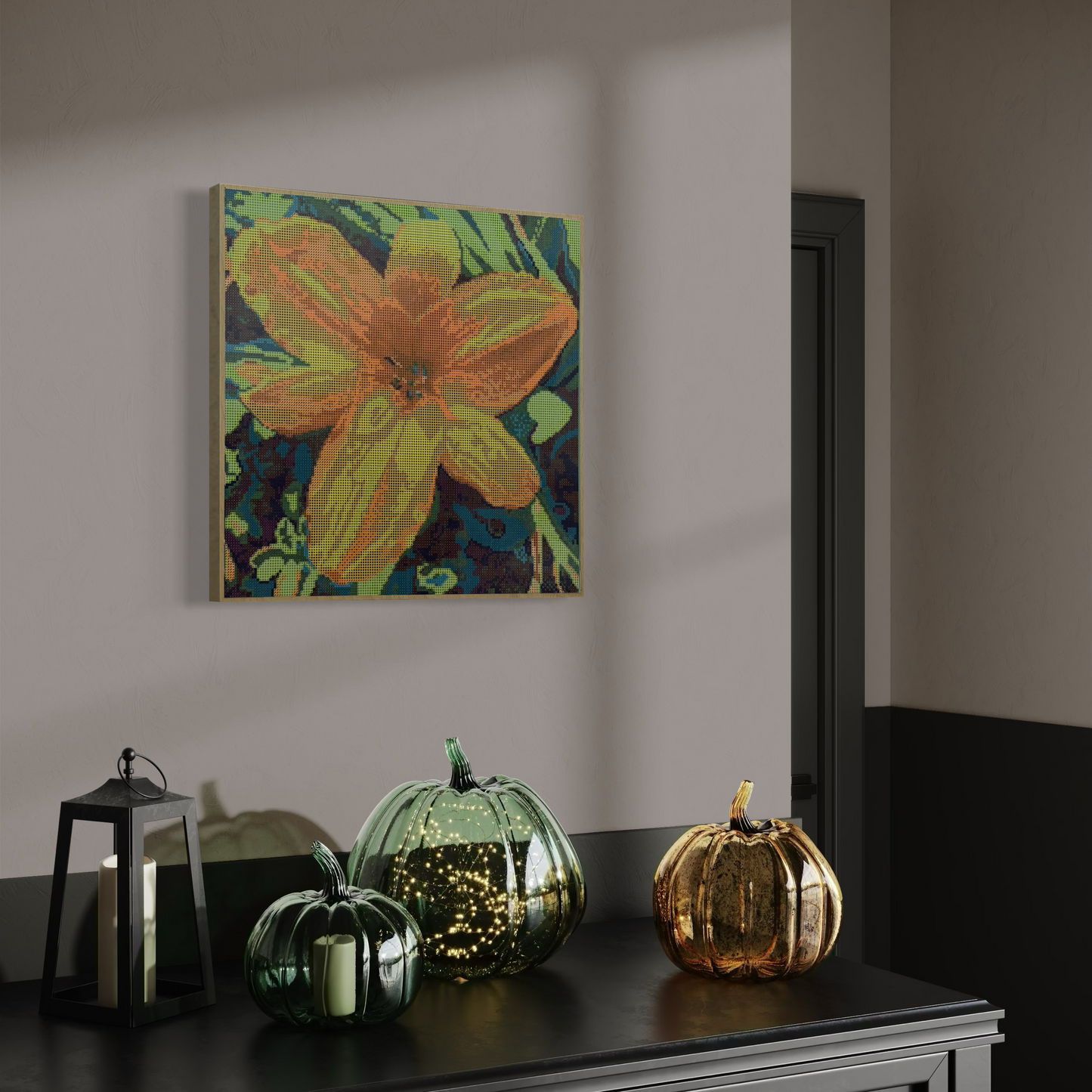 Raumansicht mit Möbeln und Deko-Objekten der Micromosaic-Vorlage 'lily-green' auf Buchenholzkörper im Format 40x40x3 cm mit einem eleganten,farblos lackierten Naturholz-Rand. Das Motiv zeigt eine detaillierte Lilien-Blüte in verschiedenen Gelb- und Orangetönen vor einem abstrakten Hintergrund. Inspiriert von Garten-Fotos. Das Kunstwerk enthält insgesamt 22 verschiedene Farbnuancen. Perfekt als stilvolle Wanddekoration oder als exklusives Geschenk für Kreative und Kunstliebhaber.