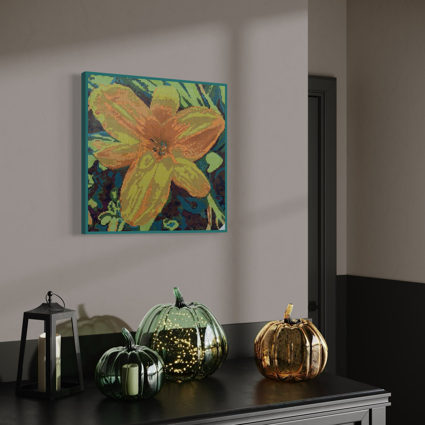 Raumansicht mit Möbeln und Deko-Objekten der Micromosaic-Vorlage 'lily-green' auf Buchenholzkörper im Format 40x40x3 cm mit einem eleganten, in Kreidefarbe sapphire gestalteten Rand. Das Motiv zeigt eine detaillierte Lilien-Blüte in verschiedenen Gelb- und Orangetönen vor einem abstrakten Hintergrund. Inspiriert von Garten-Fotos. Das Kunstwerk enthält insgesamt 22 verschiedene Farbnuancen. Perfekt als stilvolle Wanddekoration oder als exklusives Geschenk für Kreative und Kunstliebhaber.