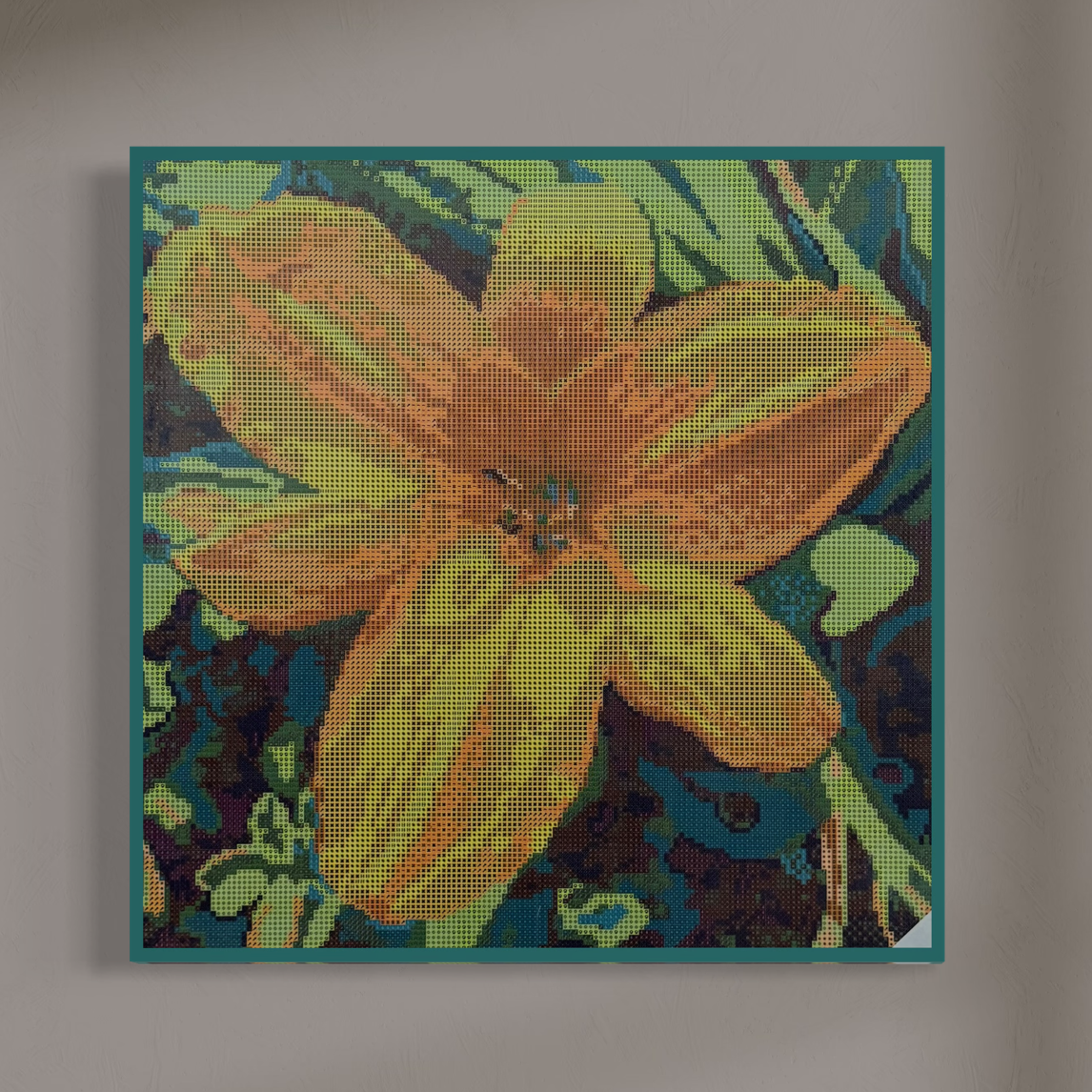 Wandansicht der Micromosaic-Vorlage 'lily-green' auf Buchenholzkörper im Format 40x40x3 cm mit einem eleganten, in Kreidefarbe sapphire gestalteten Rand. Das Motiv zeigt eine detaillierte Lilien-Blüte in verschiedenen Gelb- und Orangetönen vor einem abstrakten Hintergrund. Inspiriert von Garten-Fotos. Das Kunstwerk enthält insgesamt 22 verschiedene Farbnuancen. Perfekt als stilvolle Wanddekoration oder als exklusives Geschenk für Kreative und Kunstliebhaber.