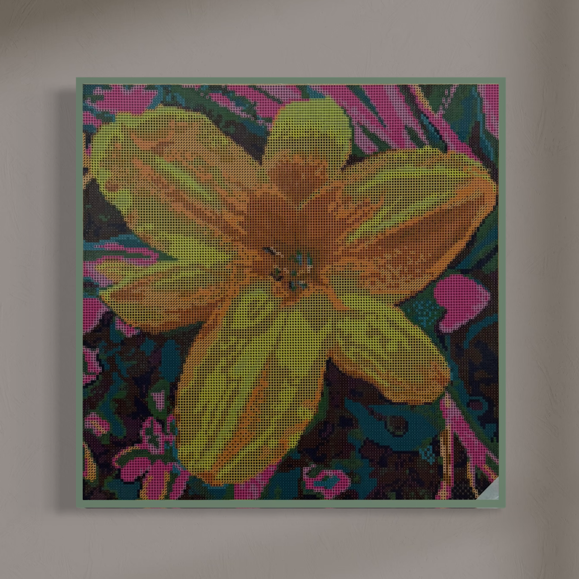 Wandansicht der Micromosaic-Vorlage 'lily-pink' auf Buchenholzkörper im Format 40x40x3 cm mit einem eleganten, in Kreidefarbe gestalteten Rand. Das Motiv zeigt eine detaillierte Lilien-Blüte in verschiedenen Gelb- und Orangetönen vor einem abstrakten Hintergrund. Inspiriert von Garten-Fotos. Das Kunstwerk enthält insgesamt 22 verschiedene Farbnuancen. Perfekt als stilvolle Wanddekoration oder als exklusives Geschenk für Kreative und Kunstliebhaber.