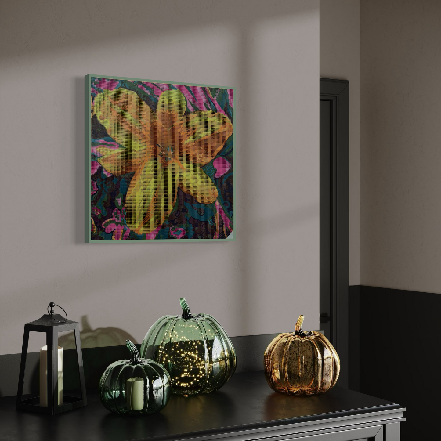 Raumansicht mit Möbeln und Deko-Objekten der Micromosaic-Vorlage 'lily-pink' auf Buchenholzkörper im Format 40x40x3 cm mit einem eleganten, in Kreidefarbe gestalteten Rand. Das Motiv zeigt eine detaillierte Lilien-Blüte in verschiedenen Gelb- und Orangetönen vor einem abstrakten Hintergrund. Inspiriert von Garten-Fotos. Das Kunstwerk enthält insgesamt 22 verschiedene Farbnuancen. Perfekt als stilvolle Wanddekoration oder als exklusives Geschenk für Kreative und Kunstliebhaber.