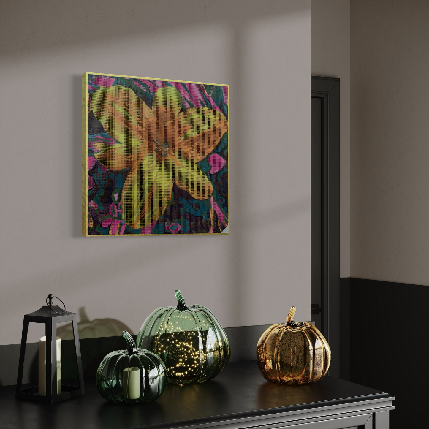 Raumansicht mit Möbeln und Deko-Objekten der Micromosaic-Vorlage 'lily-pink' auf Buchenholzkörper im Format 40x40x3 cm mit einem eleganten, mit Blattgold belegten Rand. Das Motiv zeigt eine detaillierte Lilien-Blüte in verschiedenen Gelb- und Orangetönen vor einem abstrakten Hintergrund. Inspiriert von Garten-Fotos. Das Kunstwerk enthält insgesamt 22 verschiedene Farbnuancen. Perfekt als stilvolle Wanddekoration oder als exklusives Geschenk für Kreative und Kunstliebhaber.
