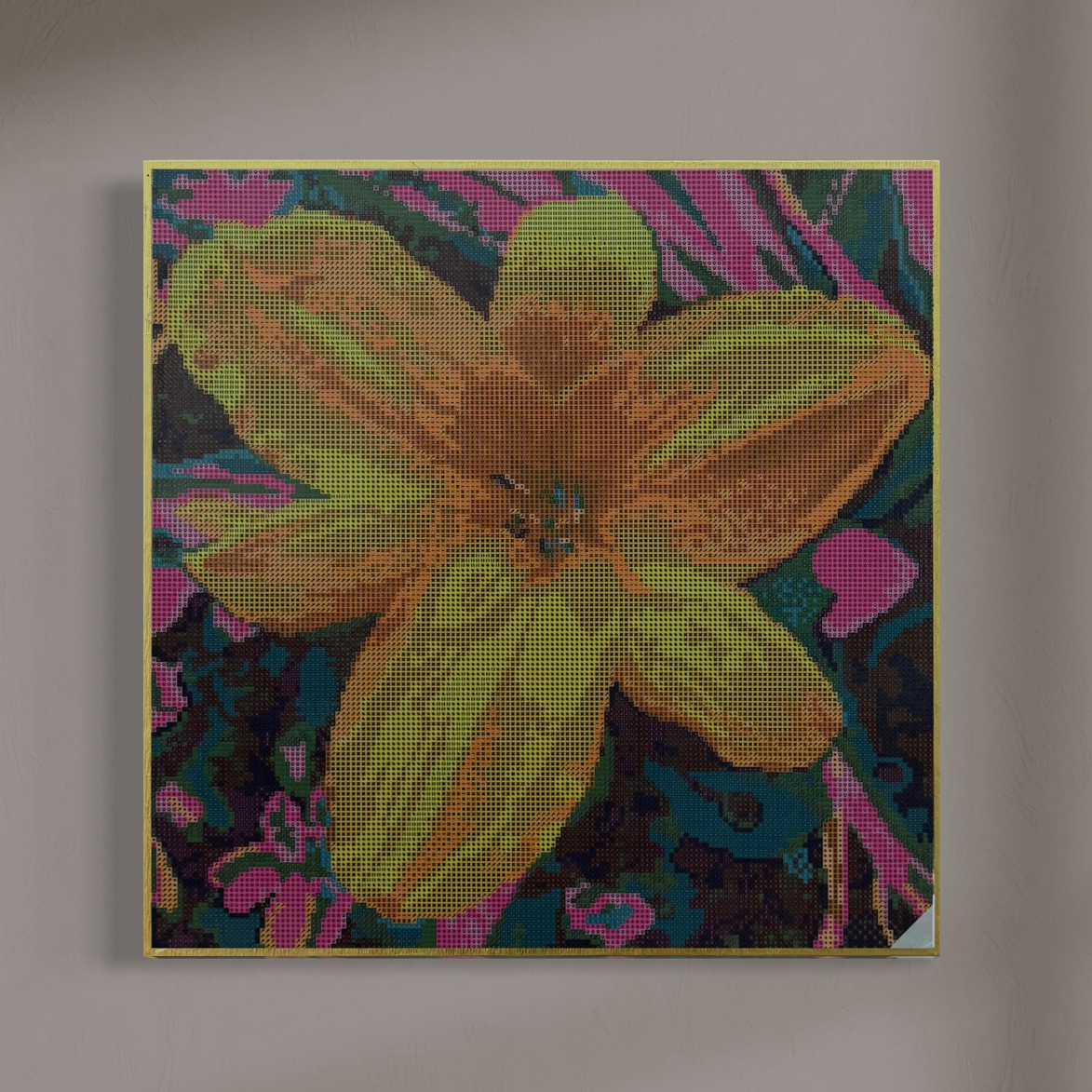 Wandansicht der Micromosaic-Vorlage 'lily-pink' auf Buchenholzkörper im Format 40x40x3 cm mit einem eleganten, mit Blattgold belegten Rand. Das Motiv zeigt eine detaillierte Lilien-Blüte in verschiedenen Gelb- und Orangetönen vor einem abstrakten Hintergrund. Inspiriert von Garten-Fotos. Das Kunstwerk enthält insgesamt 22 verschiedene Farbnuancen. Perfekt als stilvolle Wanddekoration oder als exklusives Geschenk für Kreative und Kunstliebhaber.