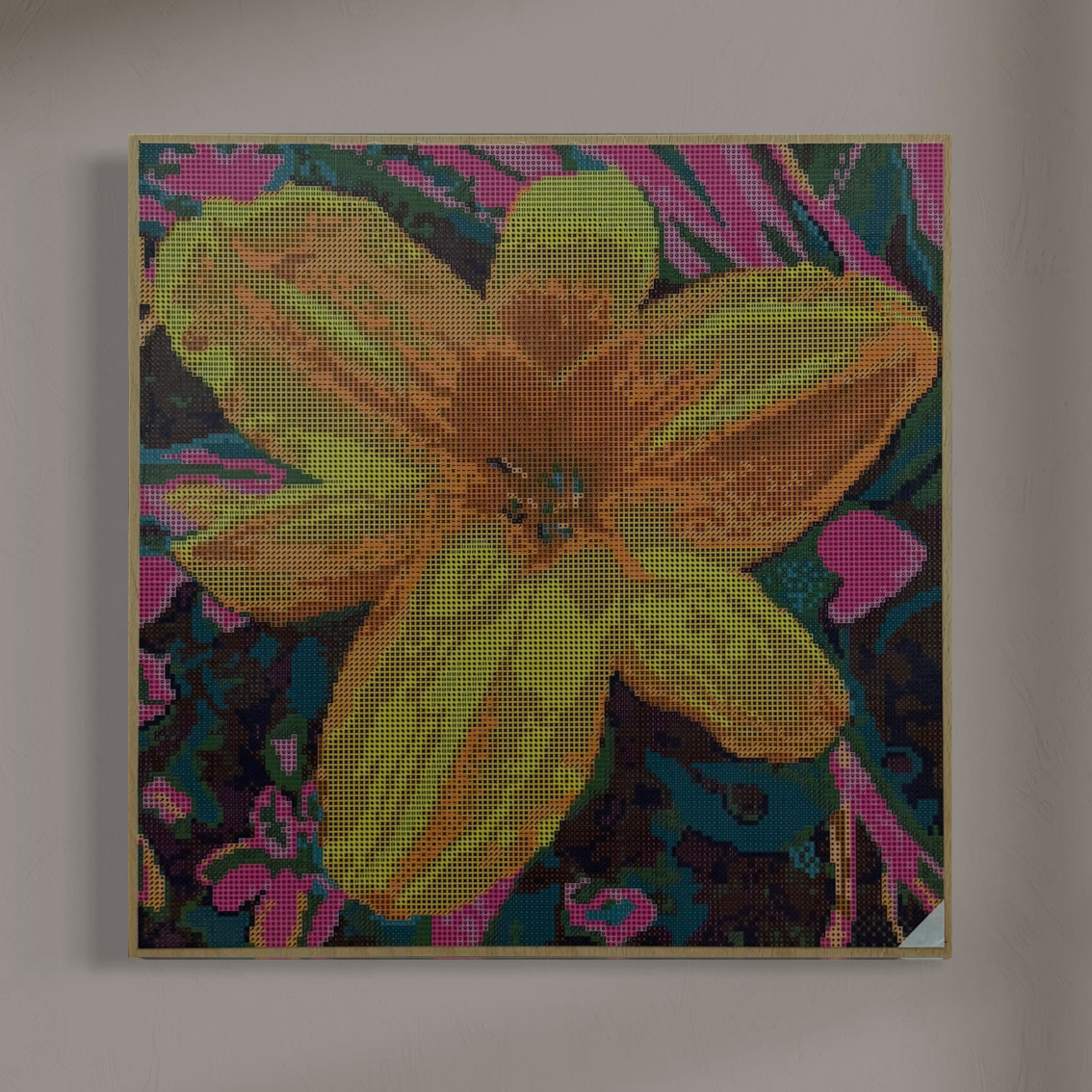 Wandansicht der Micromosaic-Vorlage 'lily-pink' auf Buchenholzkörper im Format 40x40x3 cm mit einem eleganten,farblos lackierten Naturholz-Rand. Das Motiv zeigt eine detaillierte Lilien-Blüte in verschiedenen Gelb- und Orangetönen vor einem abstrakten Hintergrund. Inspiriert von Garten-Fotos. Das Kunstwerk enthält insgesamt 22 verschiedene Farbnuancen. Perfekt als stilvolle Wanddekoration oder als exklusives Geschenk für Kreative und Kunstliebhaber.