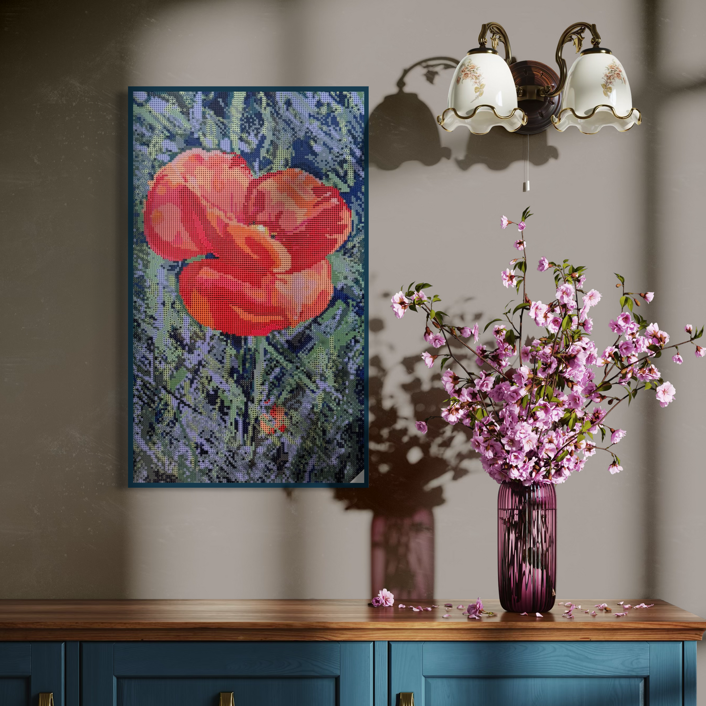 Raumansicht mit Möbeln und Deko-Objekten der Micromosaic-Vorlage 'poppy-darkblue' auf Buchenholzkörper im Format 50x30x3 cm mit einem eleganten, in Kreidefarbe gestalteten Rand. Das Motiv zeigt eine detaillierte Mohn-Blüte in verschiedenen Rottönen vor einem abstrakten Hintergrund in Blau bis Grau. Inspiriert von Garten-Fotos. Das Kunstwerk enthält insgesamt 33 verschiedene Farbnuancen. Perfekt als stilvolle Wanddekoration oder als exklusives Geschenk für Kreative und Kunstliebhaber.