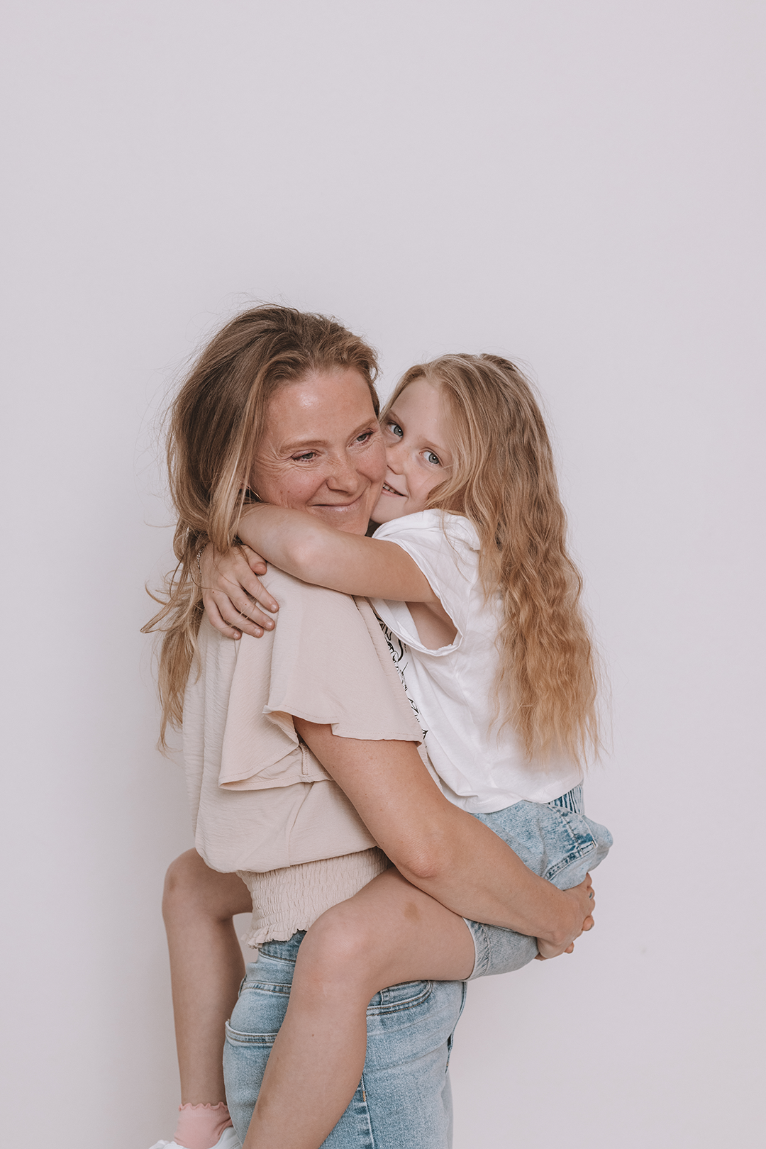 Tina Bonnefoy mit Kind auf dem Arm. Foto: Liesa Fuchs