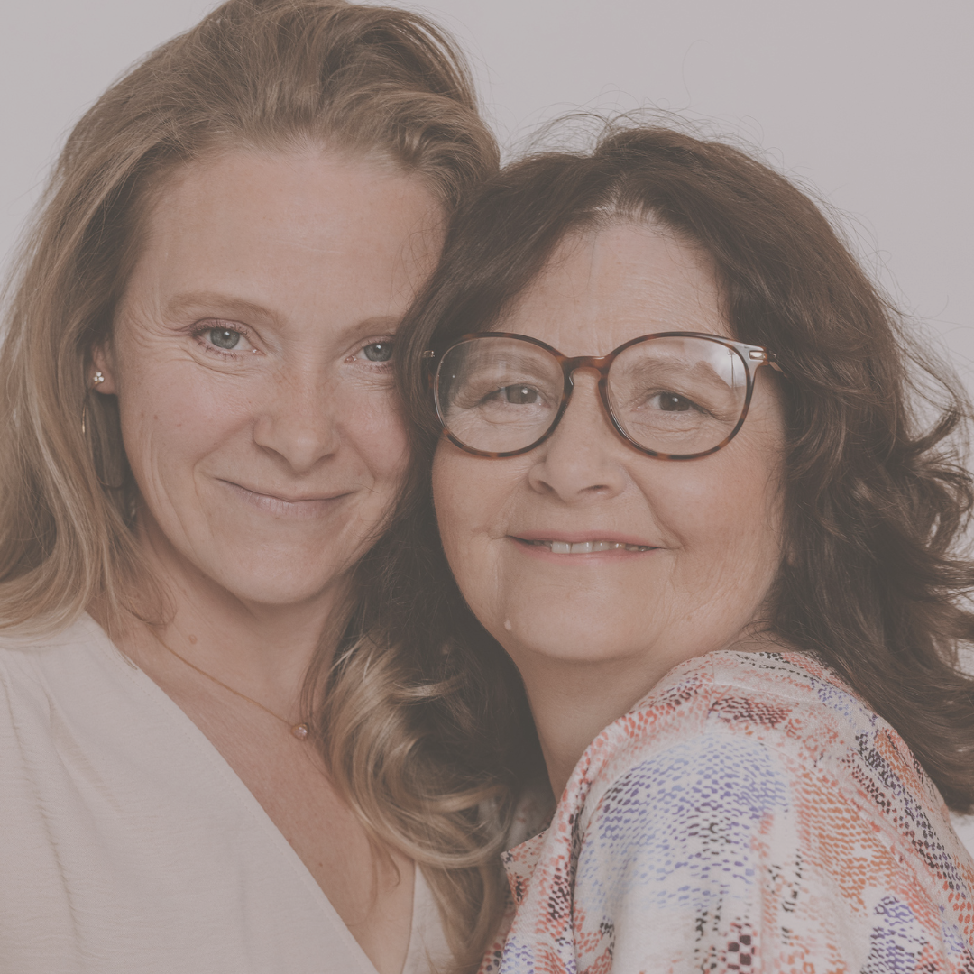 Porträtfoto Tina Bonnefoy und Barbara Gerasch, Gründerinnen von micromosaicart. Foto: Liesa Fuchs