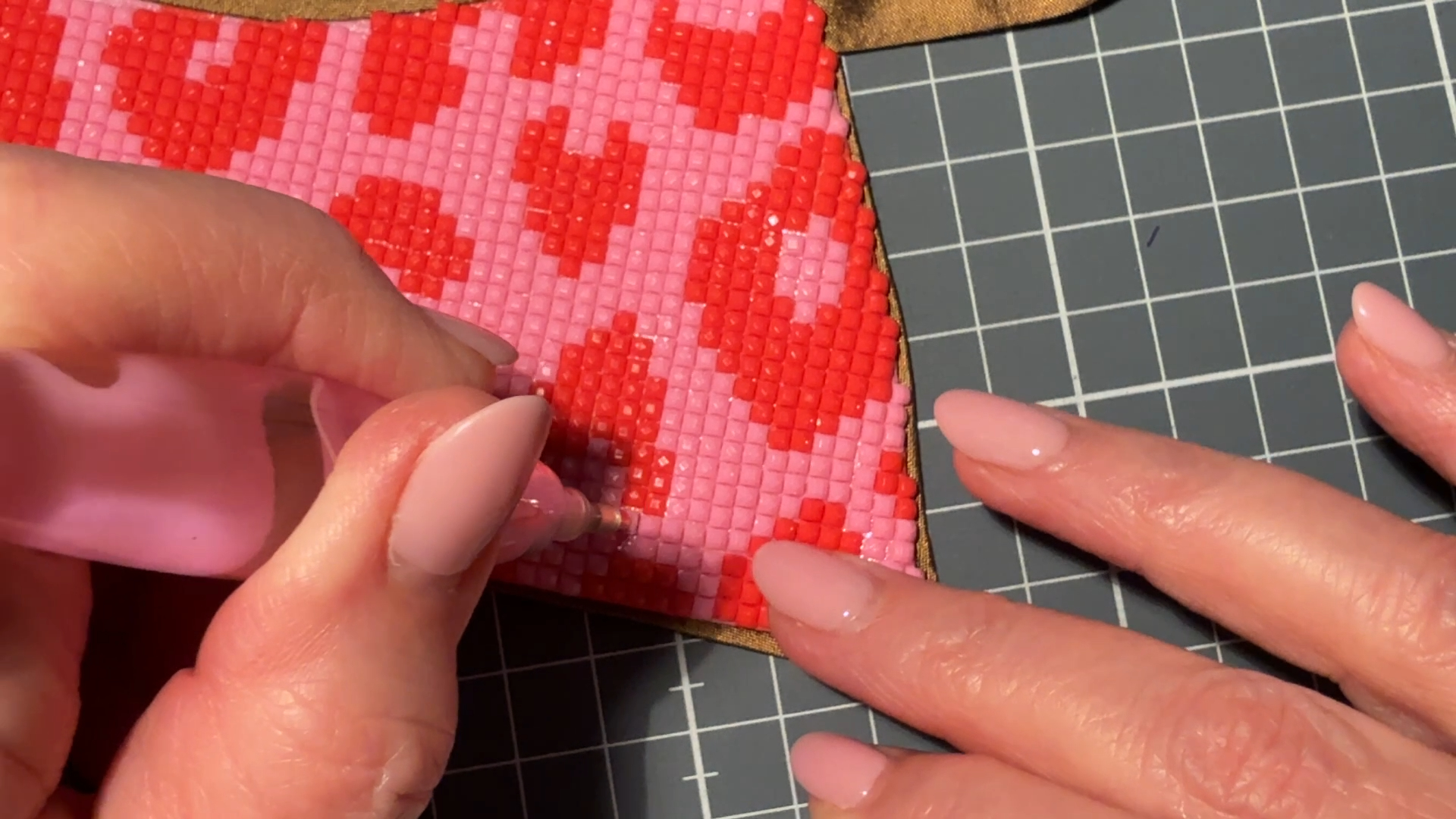 Video laden: DIY Steinchen setzen – Schritt-für-Schritt Anleitung zum Hinzufügen von Micromosaicart-Steinen. In diesem Video zeigen wir, wie du die Technik des Steinchen Setzens anwendest, sei es für Kragen, Wandbilder oder andere Näh- und Dekoprojekte. Perfekt für kreative DIY-Projekte und individuelle Designs auf verschiedenen Materialien.