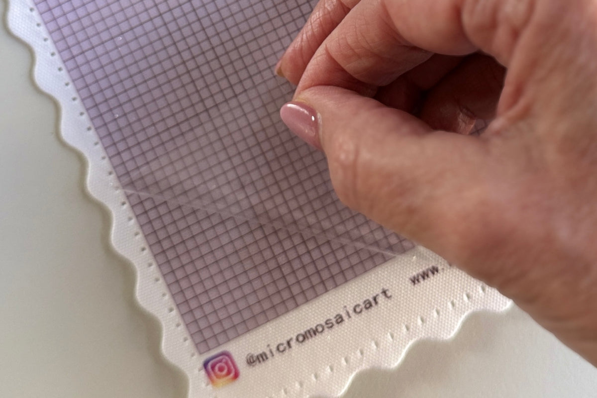 Schutzfolie wird abgezogen