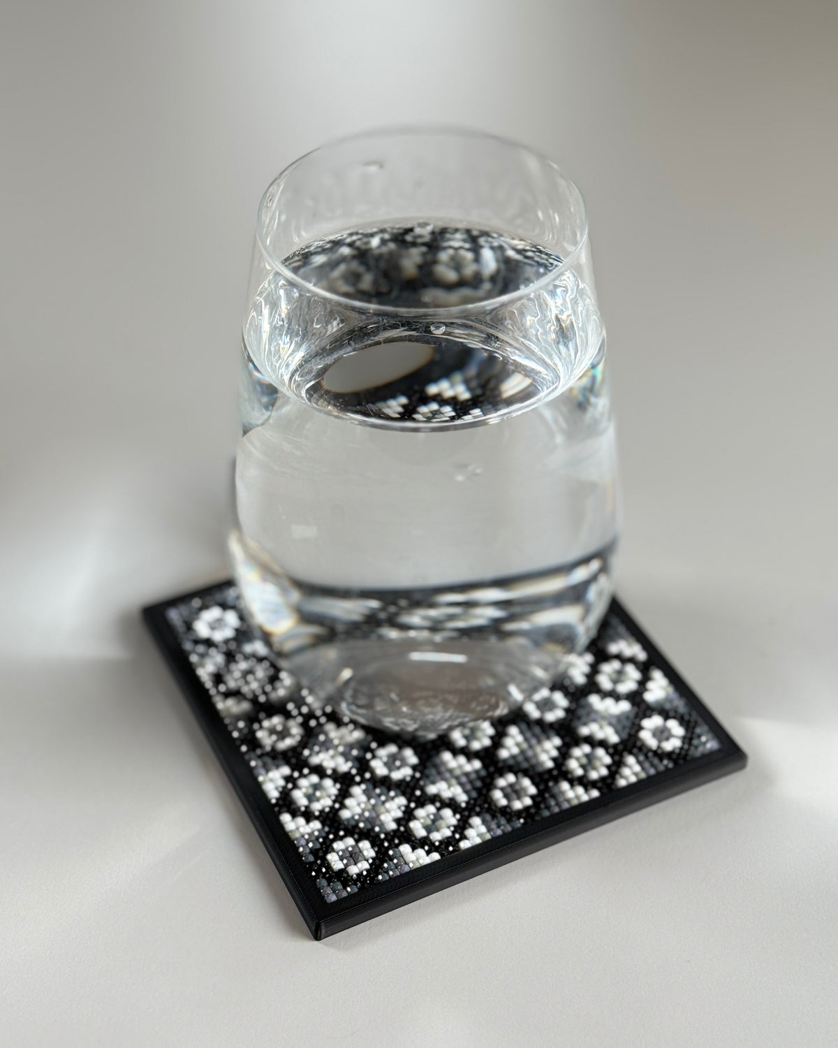 Sechsfarbiger Untersetzer mit Tasse oder Glas