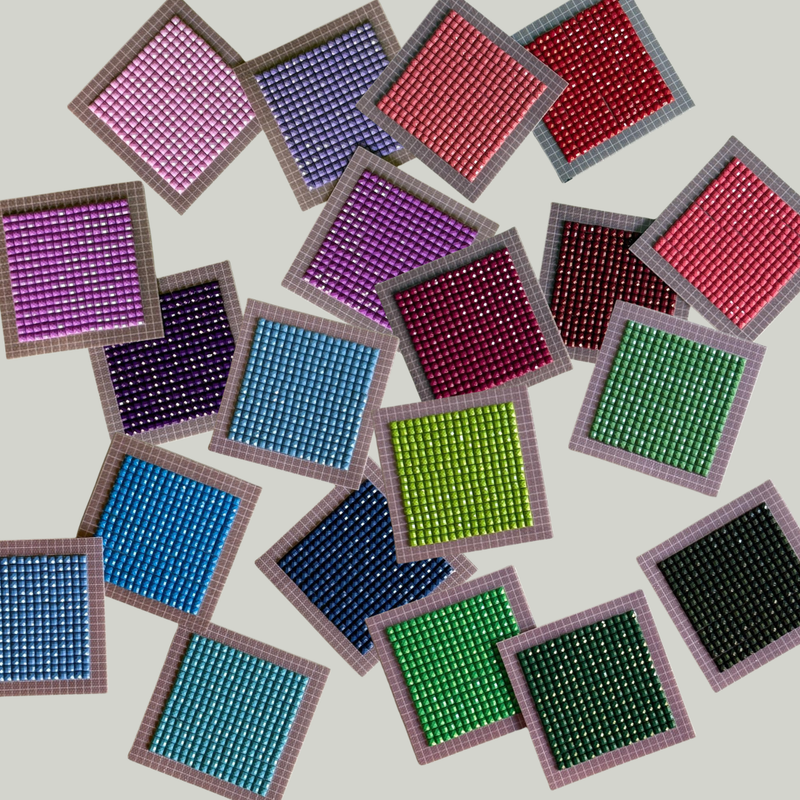 Komplettset Color Basics: Farbmuster aus Steinchen in Rot, Grün, Blau und Violett