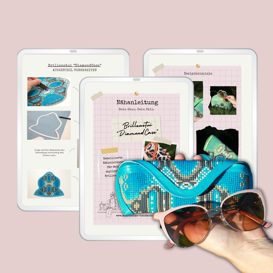 Nähanleitung Brillenetui DiamondCase mit DIY-Beispielen und fertigem Etui aus Micromosaic-Panel in Blau-Türkis im Schlangenhautmuster.