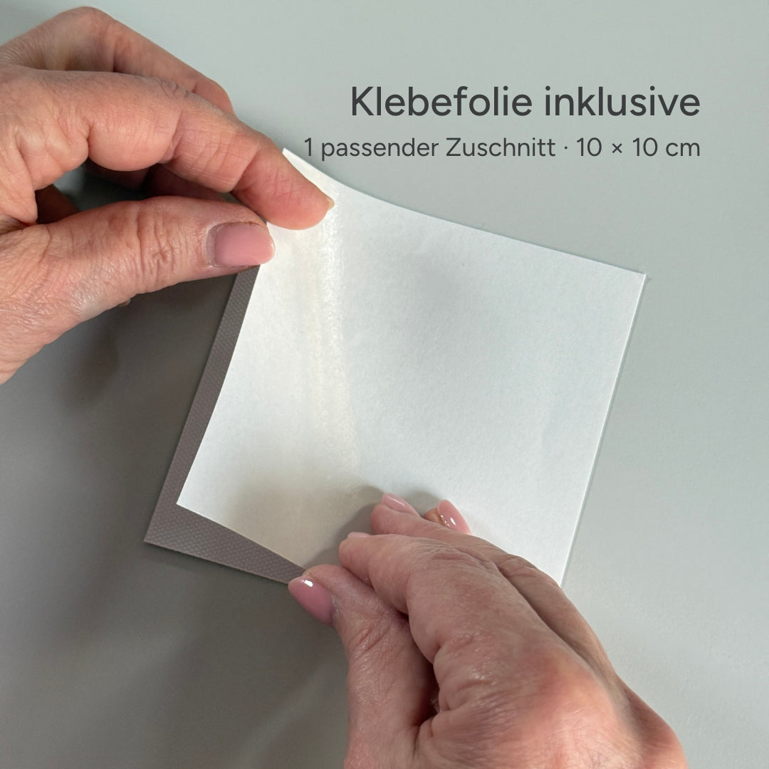 Doppelseitige Klebefolie für den Tea-Time-Untersetzer, inklusive passendem Zuschnitt von 10 × 10 cm.