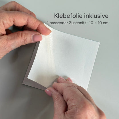Doppelseitige Klebefolie für den Tea-Time-Untersetzer, inklusive passendem Zuschnitt von 10 × 10 cm.