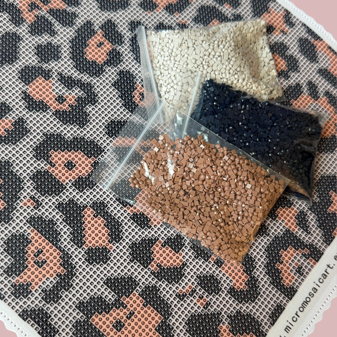 Panel mit Leo-Muster aus Diamond Painting, ideal für kreative DIY Projekte, klassisch Braun, Schwarz und Weiß