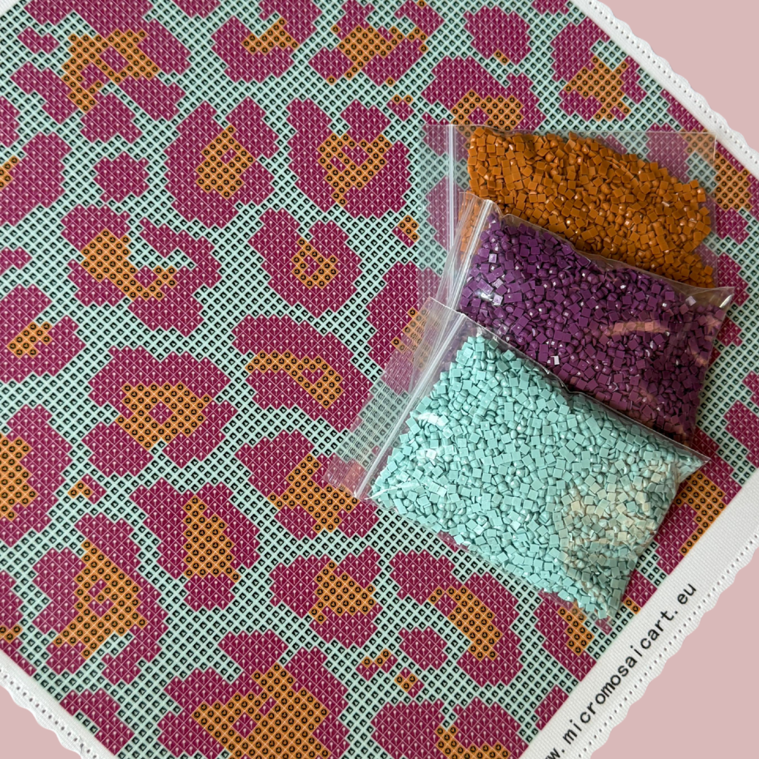 Micromosaicart Panel im Leo-Look, Leo Mint Berry, 25x25 cm, perfekt für Bags & Pieces Saddlebag, Tauschklappe mit Diamond Painting