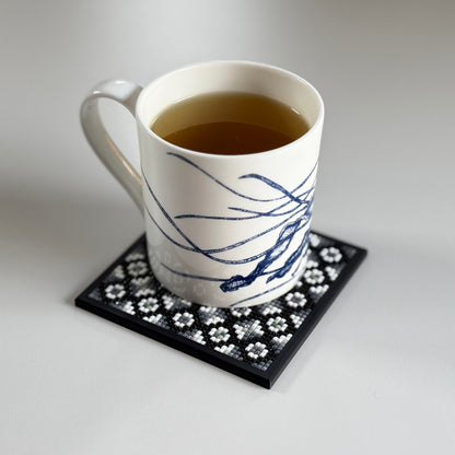 Fertig gestalteter Tea-Time-Untersetzer mit Micromosaicart-Motiv als Beispiel für die Verwendung.