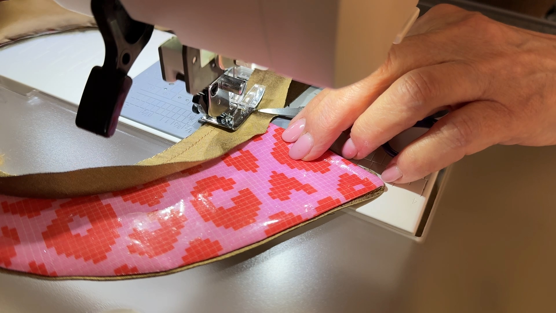 Video laden: Kragen nähen DIY – Teil 1: Einführung und Vorbereitung. In diesem ersten Video zeigen wir dir, wie du die Basis für deinen Kragen aus Micromosaicart-Panels vorbereitest und mit Diamond Painting auf Stoff arbeitest. Ideal für Anfänger und alle, die ihre DIY-Fähigkeiten im Bereich Schmuck- und Modeaccessoires erweitern möchten.
